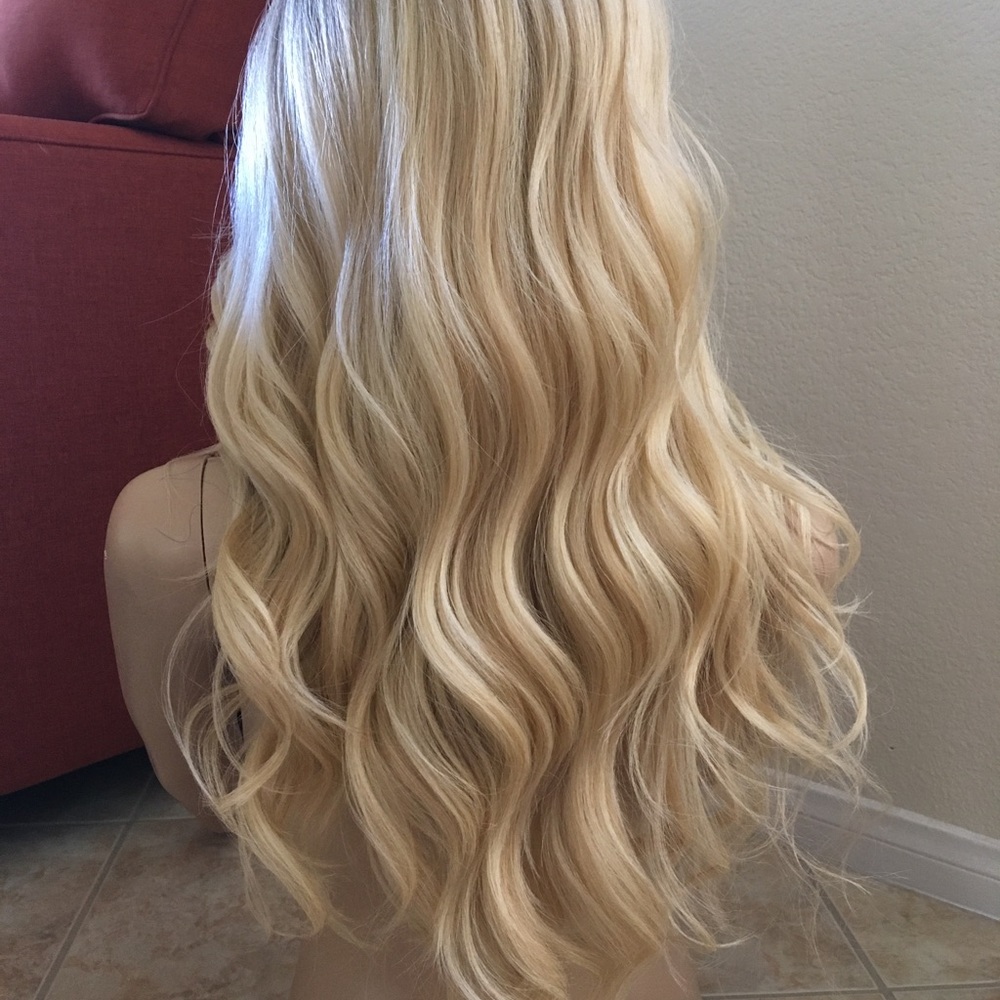 Blonde wig 26 inch long wavy layered ombré - Picture 4 of 8